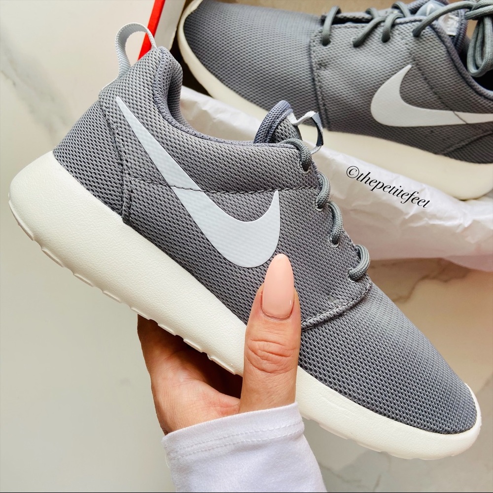 NWT Nike Roshe One sneakers shoes